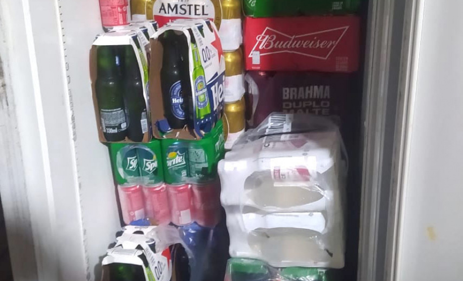 Uma casa que tinha denúncias por perturbação do sossego e aglomeração de pessoas no bairro Boqueirão, em Curitiba, foi abordada pelos policiais militares do 20º Batalhão de Polícia Militar (20º BPM) na noite desta quarta-feira (03/03) e, no local, foram flagradas 70 pessoas em aglomeração, sem máscara e consumindo bebidas alcoólicas. - Curitiba, 04/03/2021 - Foto: divulgação SESP-PR