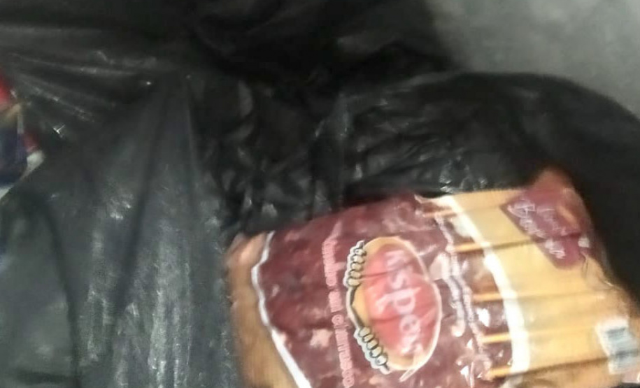 Uma casa que tinha denúncias por perturbação do sossego e aglomeração de pessoas no bairro Boqueirão, em Curitiba, foi abordada pelos policiais militares do 20º Batalhão de Polícia Militar (20º BPM) na noite desta quarta-feira (03/03) e, no local, foram flagradas 70 pessoas em aglomeração, sem máscara e consumindo bebidas alcoólicas. - Curitiba, 04/03/2021 - Foto: divulgação SESP-PR