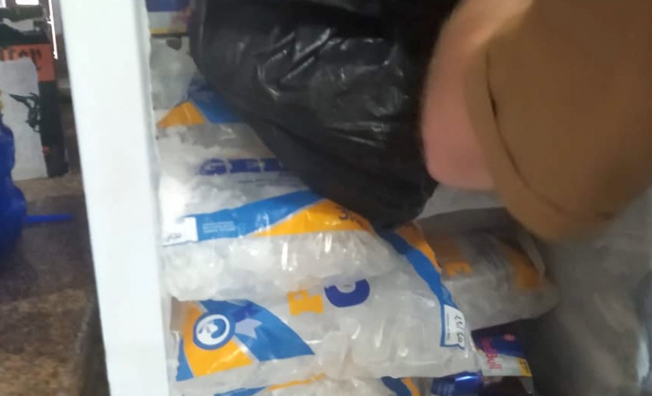 Uma casa que tinha denúncias por perturbação do sossego e aglomeração de pessoas no bairro Boqueirão, em Curitiba, foi abordada pelos policiais militares do 20º Batalhão de Polícia Militar (20º BPM) na noite desta quarta-feira (03/03) e, no local, foram flagradas 70 pessoas em aglomeração, sem máscara e consumindo bebidas alcoólicas. - Curitiba, 04/03/2021 - Foto: divulgação SESP-PR