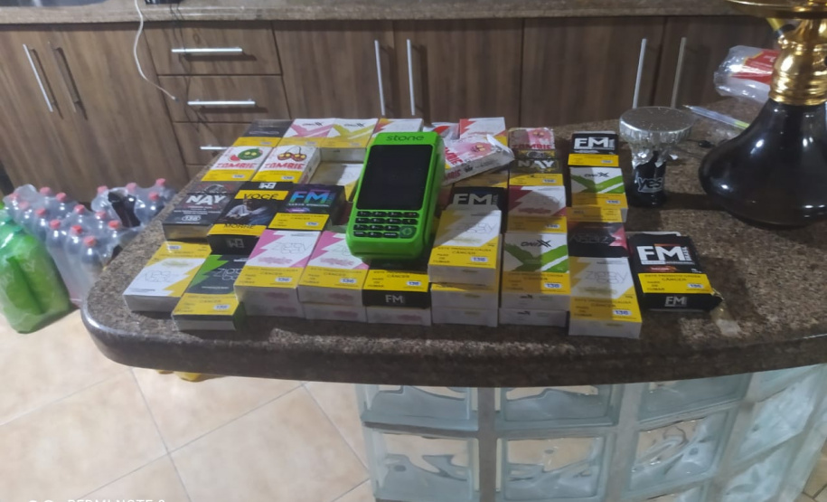 Uma casa que tinha denúncias por perturbação do sossego e aglomeração de pessoas no bairro Boqueirão, em Curitiba, foi abordada pelos policiais militares do 20º Batalhão de Polícia Militar (20º BPM) na noite desta quarta-feira (03/03) e, no local, foram flagradas 70 pessoas em aglomeração, sem máscara e consumindo bebidas alcoólicas. - Curitiba, 04/03/2021 - Foto: divulgação SESP-PR