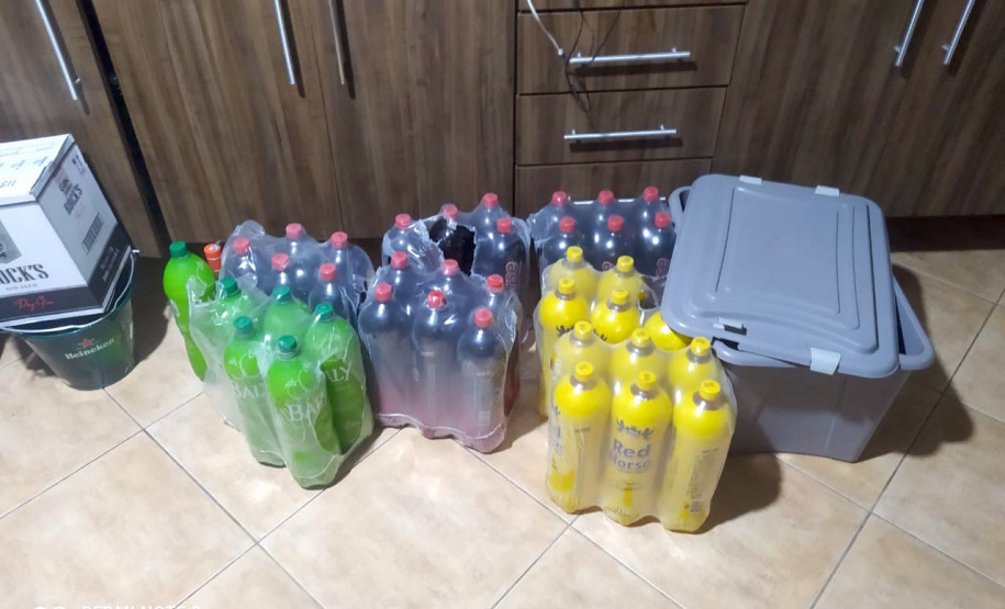 Uma casa que tinha denúncias por perturbação do sossego e aglomeração de pessoas no bairro Boqueirão, em Curitiba, foi abordada pelos policiais militares do 20º Batalhão de Polícia Militar (20º BPM) na noite desta quarta-feira (03/03) e, no local, foram flagradas 70 pessoas em aglomeração, sem máscara e consumindo bebidas alcoólicas. - Curitiba, 04/03/2021 - Foto: divulgação SESP-PR