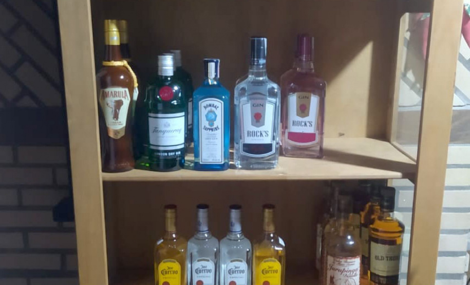 Uma casa que tinha denúncias por perturbação do sossego e aglomeração de pessoas no bairro Boqueirão, em Curitiba, foi abordada pelos policiais militares do 20º Batalhão de Polícia Militar (20º BPM) na noite desta quarta-feira (03/03) e, no local, foram flagradas 70 pessoas em aglomeração, sem máscara e consumindo bebidas alcoólicas. - Curitiba, 04/03/2021 - Foto: divulgação SESP-PR