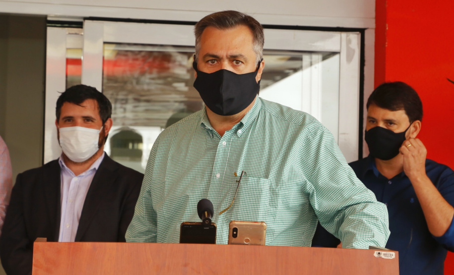 O Governo do Estado está ativando 66 leitos exclusivos para o atendimento de pacientes com Covid-19 no Oeste paranaense. O secretário de Estado da Saúde, Beto Preto, participou de uma coletiva com a imprensa nesta quinta-feira (4), durante a entrega de 12 leitos de Unidade de Terapia Intensiva (UTI) e 10 enfermarias para o Hospital Universitário do Oeste do Paraná (HUOP). - Cascavel, 04/03/2021 - Foto: Gilson Abreu/AEN