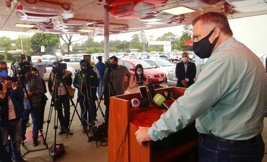 O Governo do Estado está ativando 66 leitos exclusivos para o atendimento de pacientes com Covid-19 no Oeste paranaense. O secretário de Estado da Saúde, Beto Preto, participou de uma coletiva com a imprensa nesta quinta-feira (4), durante a entrega de 12 leitos de Unidade de Terapia Intensiva (UTI) e 10 enfermarias para o Hospital Universitário do Oeste do Paraná (HUOP). - Cascavel, 04/03/2021 - Foto: Gilson Abreu/AEN