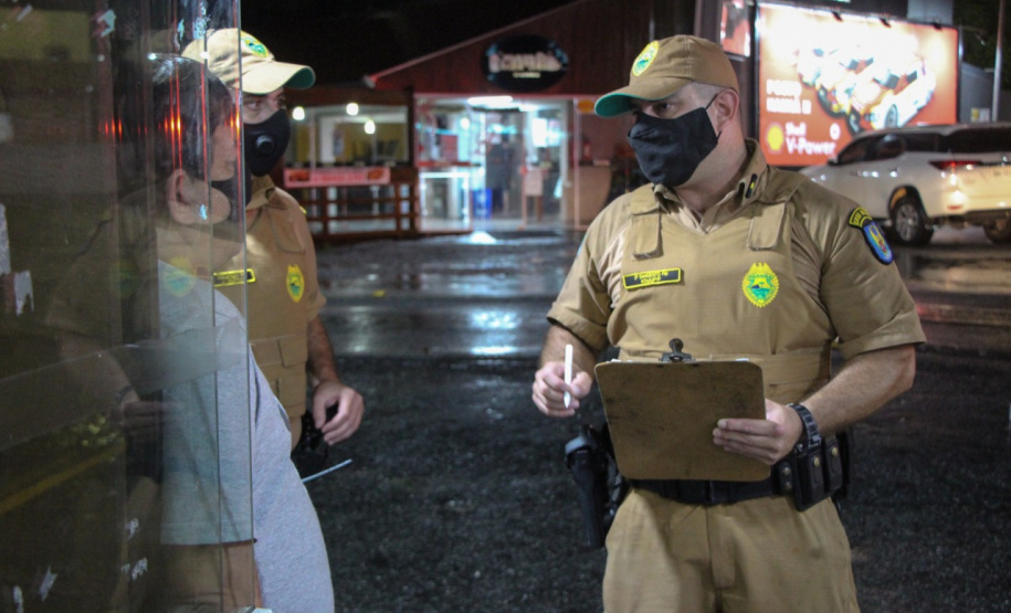 As forças policiais do Paraná e as prefeituras municipais fiscalizaram 3.160 estabelecimentos comerciais desde o começo da vigência do Decreto 6.983/2021, publicado na sexta-feira (26) pelo Governo do Estado. Em cinco dias de operação especial, 105 estabelecimentos foram interditados e 62 foram multados por irregularidades relacionadas à pandemia. - Curitiba, 04/03/2021 - Foto: Divulgação SESP-PR