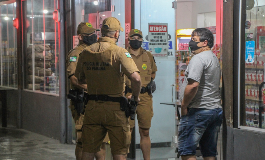 As forças policiais do Paraná e as prefeituras municipais fiscalizaram 3.160 estabelecimentos comerciais desde o começo da vigência do Decreto 6.983/2021, publicado na sexta-feira (26) pelo Governo do Estado. Em cinco dias de operação especial, 105 estabelecimentos foram interditados e 62 foram multados por irregularidades relacionadas à pandemia. - Curitiba, 04/03/2021 - Foto: Divulgação SESP-PR