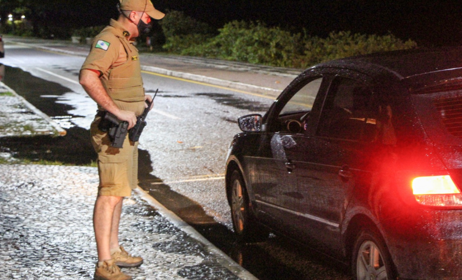 As forças policiais do Paraná e as prefeituras municipais fiscalizaram 3.160 estabelecimentos comerciais desde o começo da vigência do Decreto 6.983/2021, publicado na sexta-feira (26) pelo Governo do Estado. Em cinco dias de operação especial, 105 estabelecimentos foram interditados e 62 foram multados por irregularidades relacionadas à pandemia. - Curitiba, 04/03/2021 - Foto: Divulgação SESP-PR