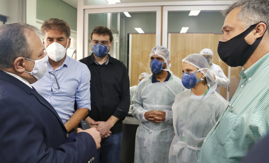 Ministro da Saúde, Eduardo Pazuello, visita ao Centro de Vacinação do COVID-19 no Centro de Convenções e Eventos de Cascavel. O secretário de Estado da Saúde, Beto Preto, acompanha o ministro - Cascavel, 04/03/2021 - Foto: Gilson Abreu/AEN