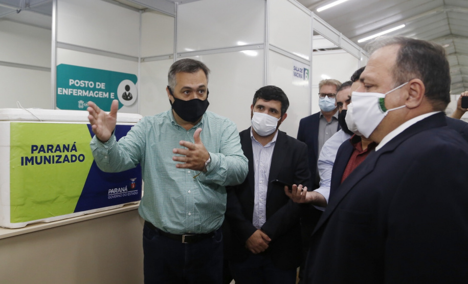 Ministro da Saúde, Eduardo Pazuello, visita ao Centro de Vacinação do COVID-19 no Centro de Convenções e Eventos de Cascavel. O secretário de Estado da Saúde, Beto Preto, acompanha o ministro - Cascavel, 04/03/2021 - Foto: Gilson Abreu/AEN