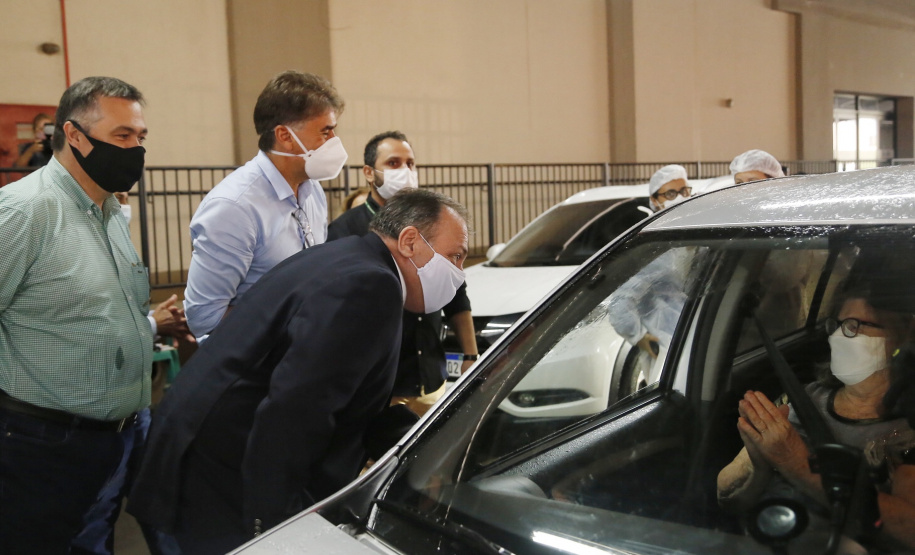 Ministro da Saúde, Eduardo Pazuello, visita ao Centro de Vacinação do COVID-19 no Centro de Convenções e Eventos de Cascavel. O secretário de Estado da Saúde, Beto Preto, acompanha o ministro - Cascavel, 04/03/2021 - Foto: Gilson Abreu/AEN