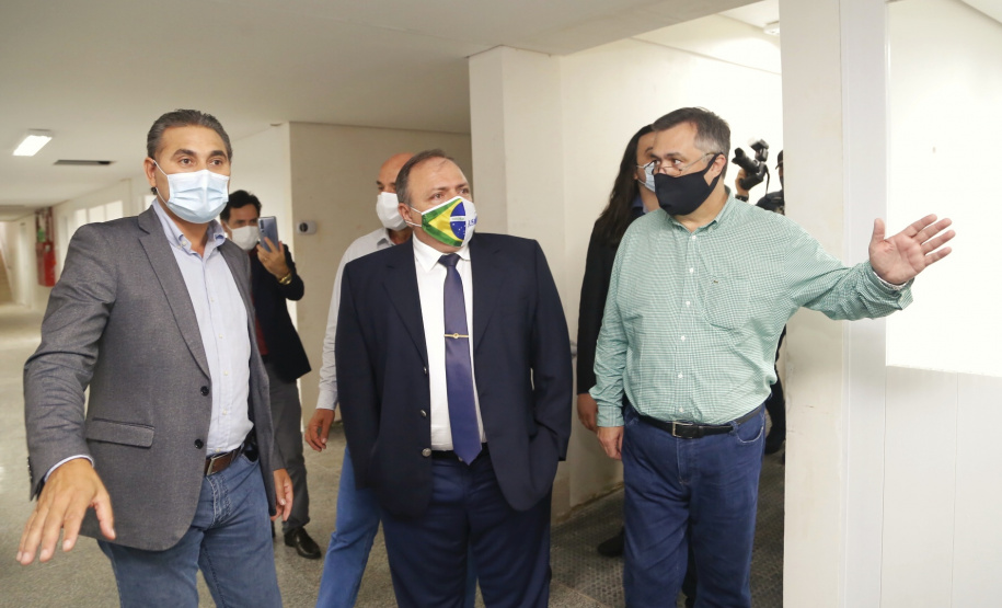 Ministro da Saúde, Eduardo Pazuello, durante visita às obras do novo Consórcio Intermunicipal de Saúde do Oeste do Paraná ( CISOP). O secretário de Estado da Saúde, Beto Preto, acompanha o ministro - Cascavel, 04/03/2021 - Foto: Gilson Abreu/AEN