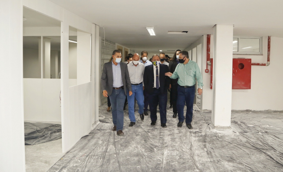 Ministro da Saúde, Eduardo Pazuello, durante visita às obras do novo Consórcio Intermunicipal de Saúde do Oeste do Paraná ( CISOP). O secretário de Estado da Saúde, Beto Preto, acompanha o ministro - Cascavel, 04/03/2021 - Foto: Gilson Abreu/AEN