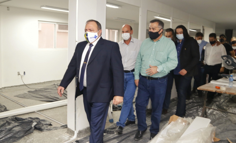Ministro da Saúde, Eduardo Pazuello, durante visita às obras do novo Consórcio Intermunicipal de Saúde do Oeste do Paraná ( CISOP). O secretário de Estado da Saúde, Beto Preto, acompanha o ministro - Cascavel, 04/03/2021 - Foto: Gilson Abreu/AEN