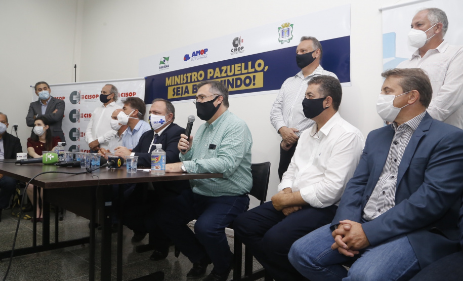 Ministro da Saúde, Eduardo Pazuello, durante visita às obras do novo Consórcio Intermunicipal de Saúde do Oeste do Paraná ( CISOP). O secretário de Estado da Saúde, Beto Preto, acompanha o ministro - Cascavel, 04/03/2021 - Foto: Gilson Abreu/AEN