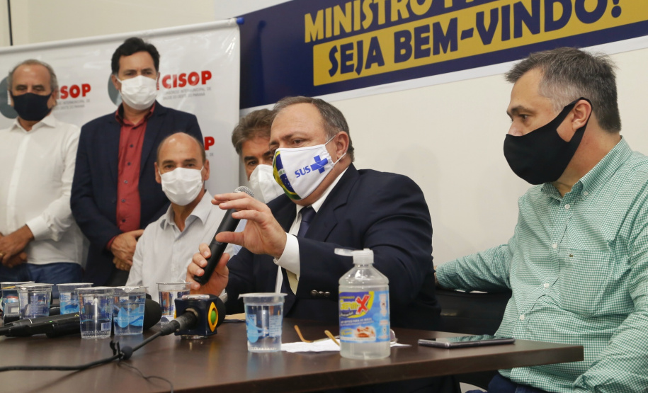 Ministro da Saúde, Eduardo Pazuello, durante visita às obras do novo Consórcio Intermunicipal de Saúde do Oeste do Paraná ( CISOP). O secretário de Estado da Saúde, Beto Preto, acompanha o ministro - Cascavel, 04/03/2021 - Foto: Gilson Abreu/AEN