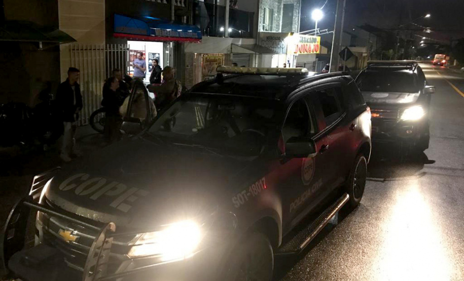 A Polícia Civil do Paraná (PCPR) fez 13 ações, na noite desta quarta-feira (3), para coibir aglomerações em bairros de Curitiba, como Cidade Industrial de Curitiba, Portão e Sítio Cercado. Ao todo, oito estabelecimentos foram fechados. A ação faz parte da fiscalização da Polícia Civil referente ao decreto estadual nº 6.983/2021, que estabelece medidas restritivas por conta da pandemia. - Curitiba, 04/03/2021 - Foto: Divulgação Polícia Civil do Paraná