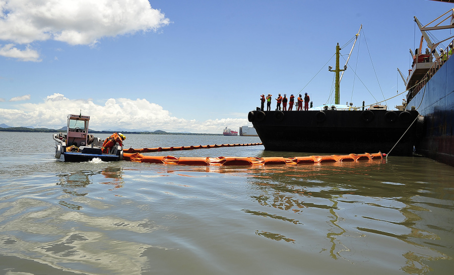 Simulado de vazamento de óleo no Pier -