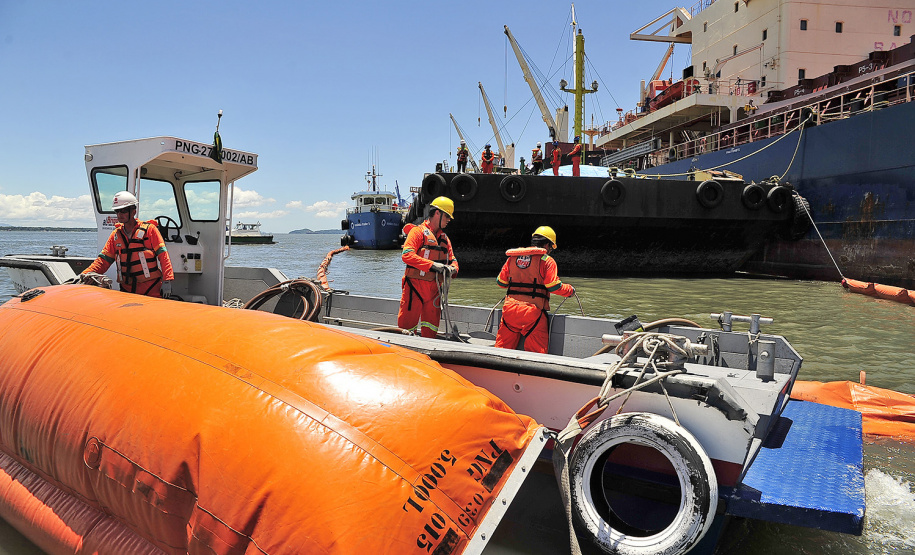 Simulado de vazamento de óleo no Pier -