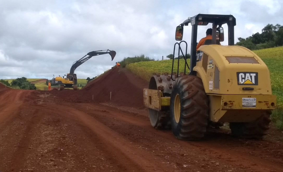 A obra de pavimentação da rodovia PR-239, no trecho que liga os municípios de Pitanga e Mato Rico, na região Central, está sendo retomada pelo Departamento de Estradas de Rodagem do Paraná (DER/PR). A Ordem de Serviços para reinício dos trabalhos foi assinada na última semana de fevereiro. - Curitiba, 05/03/2021 - Foto: Divulgação DER