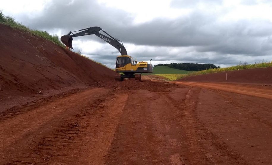 A obra de pavimentação da rodovia PR-239, no trecho que liga os municípios de Pitanga e Mato Rico, na região Central, está sendo retomada pelo Departamento de Estradas de Rodagem do Paraná (DER/PR). A Ordem de Serviços para reinício dos trabalhos foi assinada na última semana de fevereiro. - Curitiba, 05/03/2021 - Foto: Divulgação DER