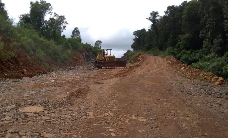 A obra de pavimentação da rodovia PR-239, no trecho que liga os municípios de Pitanga e Mato Rico, na região Central, está sendo retomada pelo Departamento de Estradas de Rodagem do Paraná (DER/PR). A Ordem de Serviços para reinício dos trabalhos foi assinada na última semana de fevereiro. - Curitiba, 05/03/2021 - Foto: Divulgação DER