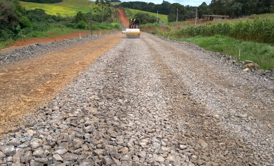 A obra de pavimentação da rodovia PR-239, no trecho que liga os municípios de Pitanga e Mato Rico, na região Central, está sendo retomada pelo Departamento de Estradas de Rodagem do Paraná (DER/PR). A Ordem de Serviços para reinício dos trabalhos foi assinada na última semana de fevereiro. - Curitiba, 05/03/2021 - Foto: Divulgação DER