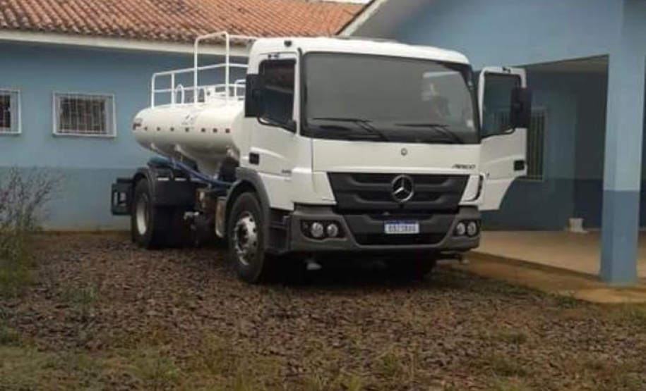 Os moradores de Altônia, no Noroeste do Estado, tiveram auxílio do caminhão-pipa entregue pelo Governo do Estado durante a crise de estiagem, unificada à pandemia do Covid-19. - Foto: Divulgação SEDEST