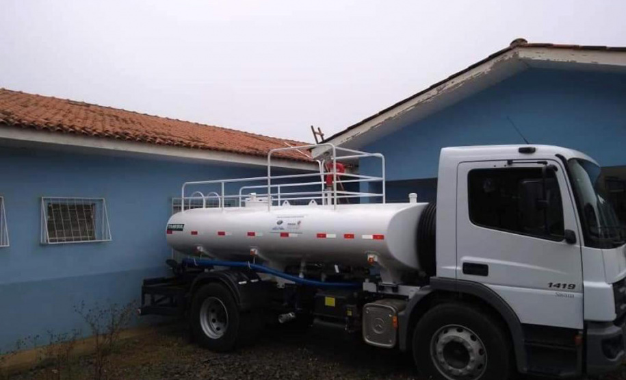 Os moradores de Altônia, no Noroeste do Estado, tiveram auxílio do caminhão-pipa entregue pelo Governo do Estado durante a crise de estiagem, unificada à pandemia do Covid-19. - Foto: Divulgação SEDEST