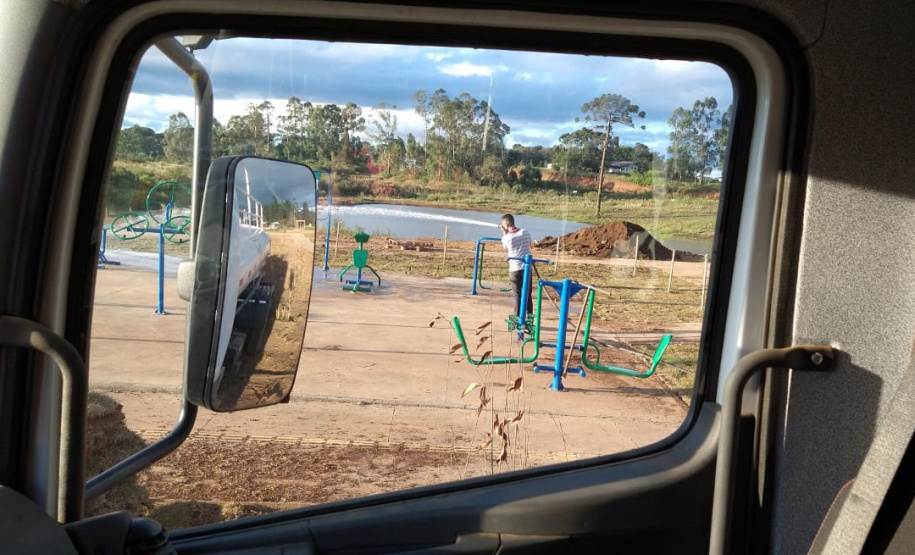 Os moradores de Altônia, no Noroeste do Estado, tiveram auxílio do caminhão-pipa entregue pelo Governo do Estado durante a crise de estiagem, unificada à pandemia do Covid-19. - Foto: Divulgação SEDEST