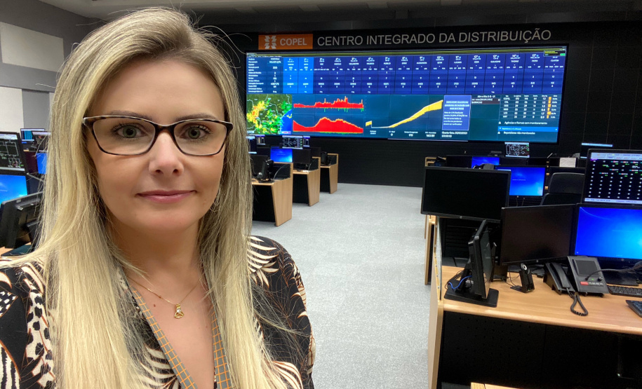 Das áreas técnicas à diretoria, mulheres se destacam na liderança da Copel. Na foto, a engenheira eletricista Suzane Vivian Fritzen Puchta. Ela coordena os trabalhos no Centro Integrado da Distribuição, de onde controla o fornecimento de energia aos 4,8 milhões de consumidores da Copel em todo o Paraná, 24 horas por dia, 7 dias por semana. - Curitiba, 05/03/2021 - Foto: Divulgação Copel