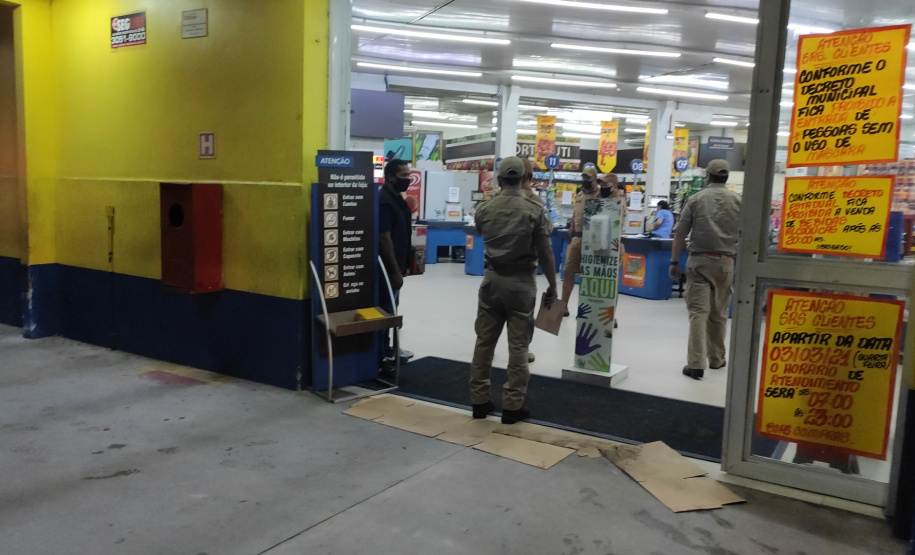 Em oito dias de operação especial e estratégica promovida pela Secretaria de Estado da Segurança Pública, 4.682 estabelecimentos comerciais foram fiscalizados no Paraná, sendo que 199 deles foram interditados e 209 multados. - Curitiba, 07/03/2021  -  Foto: Divulgação SESP-PR