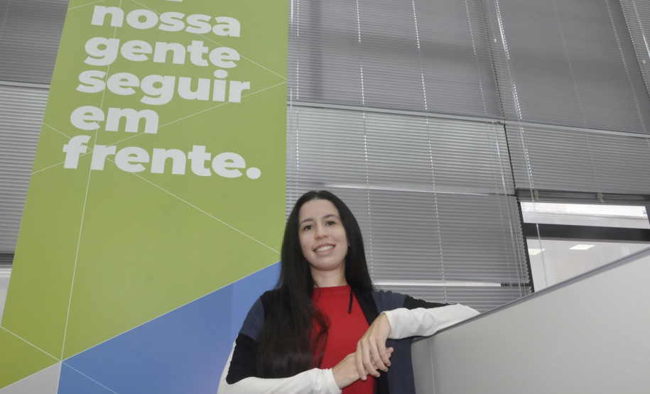 Integrada e atenta aos movimentos da sociedade moderna, a Fomento Paraná vem aumentando o número de mulheres no quadro de colaboradores e nos cargos de gestão trazendo uma nova visão à tomada de decisão de crédito da instituição. Na foto, Ana Julia Araújo - Curitiba, 08/03/2021 - Foto: Divulgação Fomento Paraná