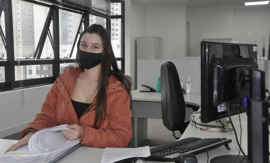Integrada e atenta aos movimentos da sociedade moderna, a Fomento Paraná vem aumentando o número de mulheres no quadro de colaboradores e nos cargos de gestão trazendo uma nova visão à tomada de decisão de crédito da instituição. Na foto, Gabriely Nascimento - Curitiba, 08/03/2021 - Foto: Divulgação Fomento Paraná