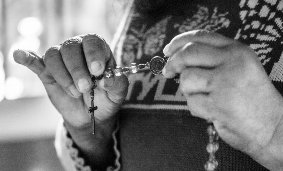 Em parceria com o Museu de Arqueologia e Etnologia da Universidade Federal do Paraná (MAE-UFPR), o MUPA promoverá uma série de atividades online relacionadas às benzedeiras paranaenses, abordando o universo de fé e vida das benzedeiras da região Centro-Sul do Paraná, a diversidade de suas práticas de cura e conhecimentos de plantas medicinais. Foto: Douglas Frois- Acervo MAEUFPR