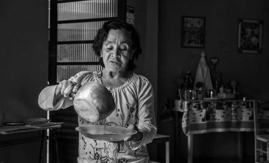 Em parceria com o Museu de Arqueologia e Etnologia da Universidade Federal do Paraná (MAE-UFPR), o MUPA promoverá uma série de atividades online relacionadas às benzedeiras paranaenses, abordando o universo de fé e vida das benzedeiras da região Centro-Sul do Paraná, a diversidade de suas práticas de cura e conhecimentos de plantas medicinais. Foto: Douglas Frois- Acervo MAEUFPR