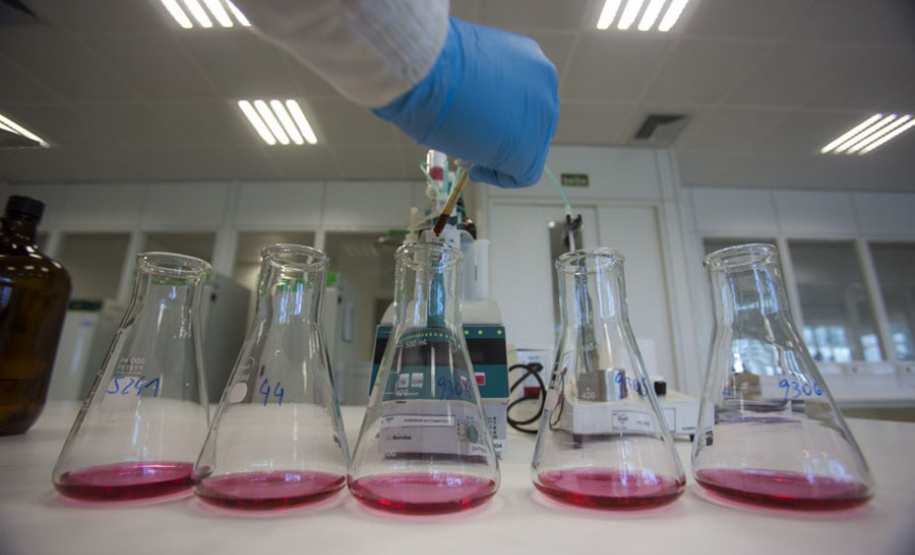 Laboratório na sede do bairro Tarumã da Sanepar. Foto: Brunno Covello