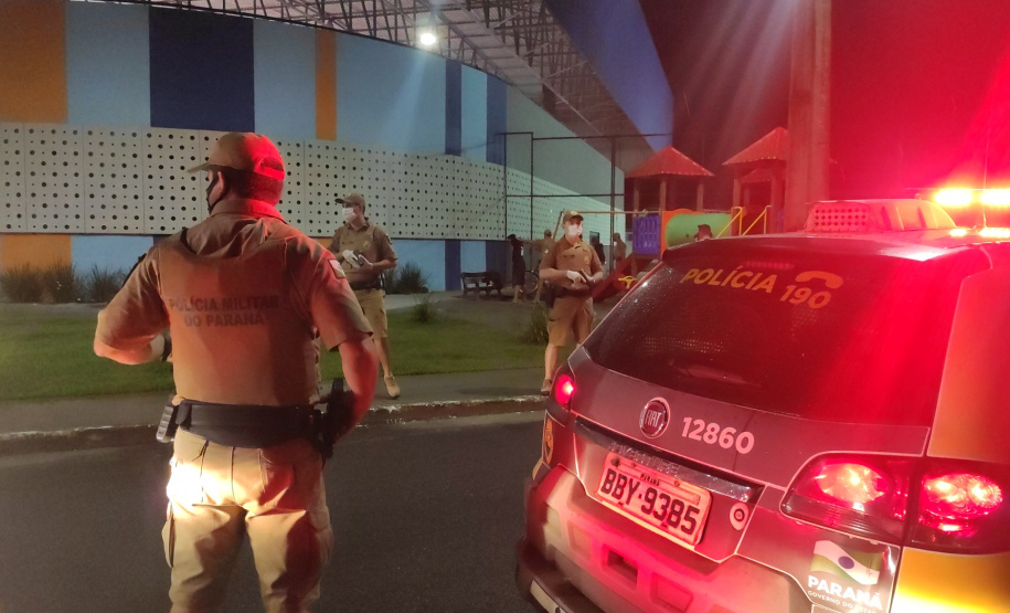 As ações de fiscalização que contaram com apoio de policiais do Paraná resultaram em 26 novas prisões por infrações relacionadas à pandemia entre domingo (7) e segunda-feira (8). O relatório da Secretaria estadual da Segurança Pública aponta, ainda, 35 estabelecimentos e 11 pessoas multados, e 23 locais interditados. - Curitiba, 09/03/2021  -  Foto: Divulgação SESP Paraná