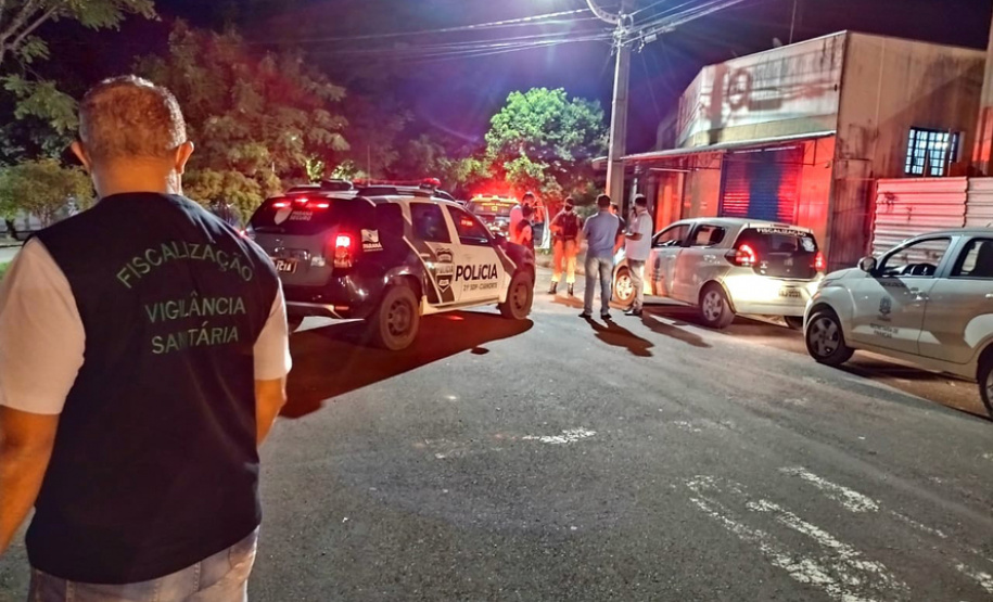 As ações de fiscalização que contaram com apoio de policiais do Paraná resultaram em 26 novas prisões por infrações relacionadas à pandemia entre domingo (7) e segunda-feira (8). O relatório da Secretaria estadual da Segurança Pública aponta, ainda, 35 estabelecimentos e 11 pessoas multados, e 23 locais interditados. - Curitiba, 09/03/2021  -  Foto: Divulgação SESP Paraná