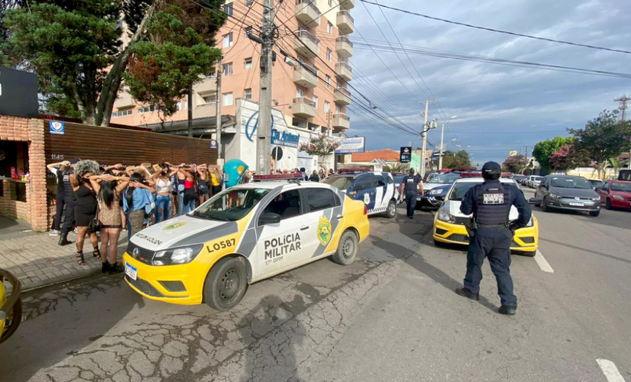 As ações de fiscalização que contaram com apoio de policiais do Paraná resultaram em 26 novas prisões por infrações relacionadas à pandemia entre domingo (7) e segunda-feira (8). O relatório da Secretaria estadual da Segurança Pública aponta, ainda, 35 estabelecimentos e 11 pessoas multados, e 23 locais interditados. - Curitiba, 09/03/2021  -  Foto: Divulgação SESP Paraná
