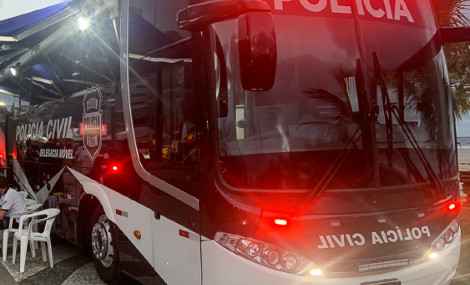 As ações de fiscalização que contaram com apoio de policiais do Paraná resultaram em 26 novas prisões por infrações relacionadas à pandemia entre domingo (7) e segunda-feira (8). O relatório da Secretaria estadual da Segurança Pública aponta, ainda, 35 estabelecimentos e 11 pessoas multados, e 23 locais interditados. - Delegacia Móvel da Polícia Civil do Paraná -  Curitiba, 09/03/2021 - Foto: Fabio Dias