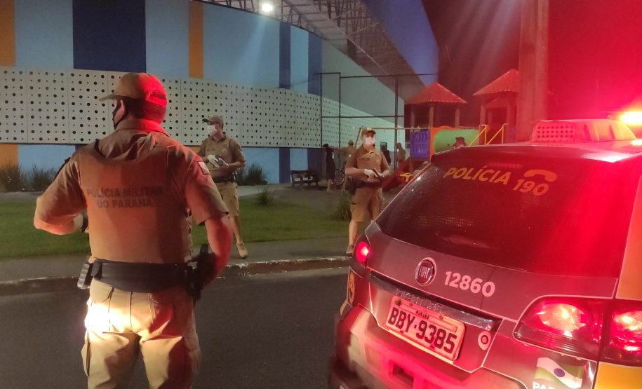 As ações de fiscalização que contaram com apoio de policiais do Paraná resultaram em 26 novas prisões por infrações relacionadas à pandemia entre domingo (7) e segunda-feira (8). O relatório da Secretaria estadual da Segurança Pública aponta, ainda, 35 estabelecimentos e 11 pessoas multados, e 23 locais interditados. - Curitiba, 09/03/2021  -  Foto: Divulgação SESP Paraná