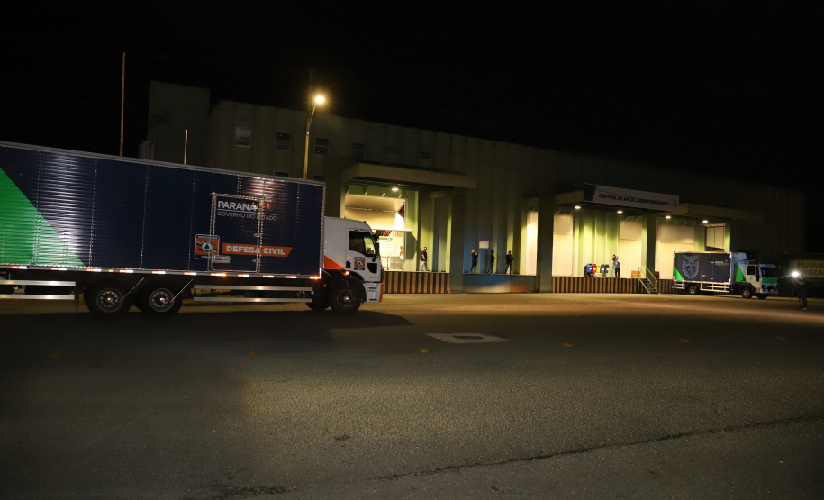 Vacina Covid O Paraná recebe mais 148,6 mil doses do imunizante CoronaVac para continuar a vacinação contra a Covid-19 no estado. O lote enviado pelo Ministério da Saúde chegou no início da noite no Centro de Medicamentos do Paraná (Cemepar), em Curitiba.09/03/2021. Foto: Geraldo Bubniak/AEN