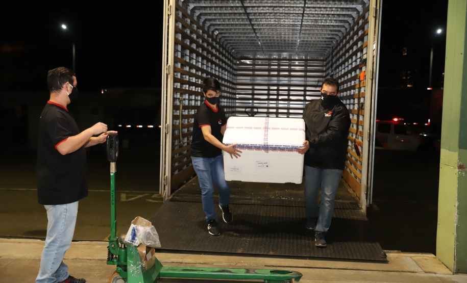 Vacina Covid O Paraná recebe mais 148,6 mil doses do imunizante CoronaVac para continuar a vacinação contra a Covid-19 no estado. O lote enviado pelo Ministério da Saúde chegou no início da noite no Centro de Medicamentos do Paraná (Cemepar), em Curitiba.09/03/2021. Foto: Geraldo Bubniak/AEN