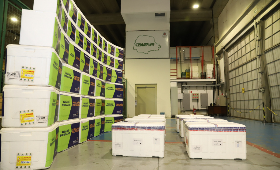 Vacina Covid O Paraná recebe mais 148,6 mil doses do imunizante CoronaVac para continuar a vacinação contra a Covid-19 no estado. O lote enviado pelo Ministério da Saúde chegou no início da noite no Centro de Medicamentos do Paraná (Cemepar), em Curitiba.09/03/2021. Foto: Geraldo Bubniak/AEN