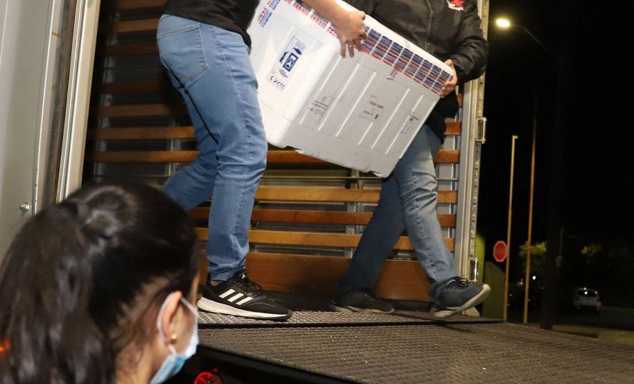 Vacina Covid O Paraná recebe mais 148,6 mil doses do imunizante CoronaVac para continuar a vacinação contra a Covid-19 no estado. O lote enviado pelo Ministério da Saúde chegou no início da noite no Centro de Medicamentos do Paraná (Cemepar), em Curitiba.09/03/2021. Foto: Geraldo Bubniak/AEN