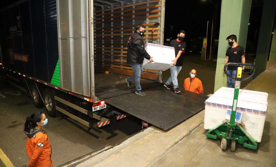 Vacina Covid O Paraná recebe mais 148,6 mil doses do imunizante CoronaVac para continuar a vacinação contra a Covid-19 no estado. O lote enviado pelo Ministério da Saúde chegou no início da noite no Centro de Medicamentos do Paraná (Cemepar), em Curitiba.09/03/2021. Foto: Geraldo Bubniak/AEN
