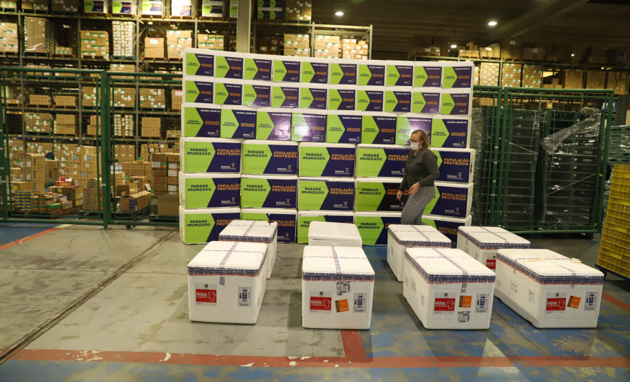 Vacina Covid O Paraná recebe mais 148,6 mil doses do imunizante CoronaVac para continuar a vacinação contra a Covid-19 no estado. O lote enviado pelo Ministério da Saúde chegou no início da noite no Centro de Medicamentos do Paraná (Cemepar), em Curitiba.09/03/2021. Foto: Geraldo Bubniak/AEN