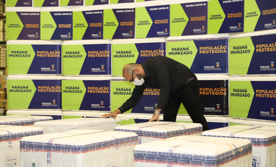 Vacina Covid O Paraná recebe mais 148,6 mil doses do imunizante CoronaVac para continuar a vacinação contra a Covid-19 no estado. O lote enviado pelo Ministério da Saúde chegou no início da noite no Centro de Medicamentos do Paraná (Cemepar), em Curitiba.09/03/2021. Foto: Geraldo Bubniak/AEN