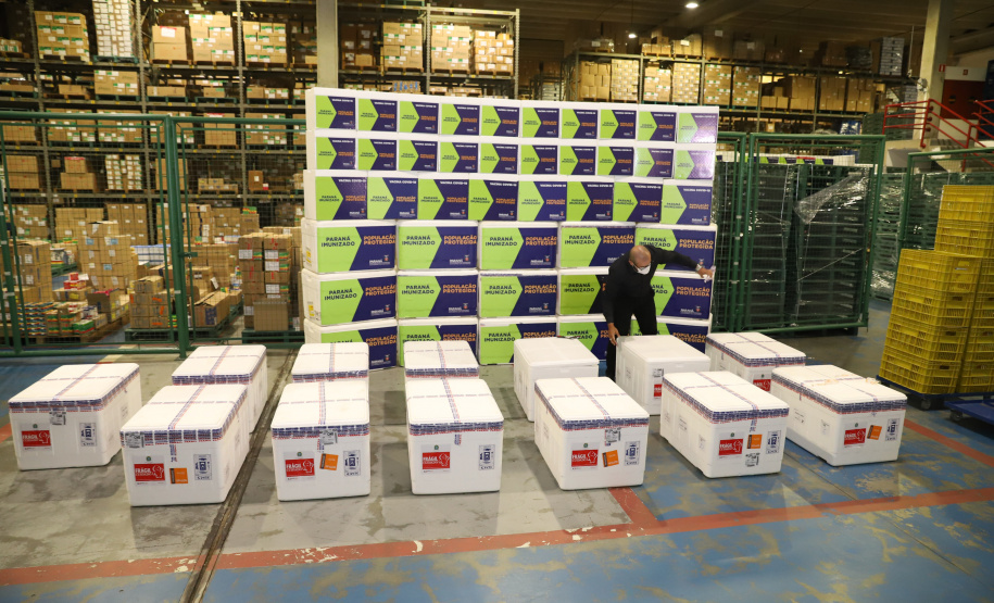 Vacina Covid O Paraná recebe mais 148,6 mil doses do imunizante CoronaVac para continuar a vacinação contra a Covid-19 no estado. O lote enviado pelo Ministério da Saúde chegou no início da noite no Centro de Medicamentos do Paraná (Cemepar), em Curitiba.09/03/2021. Foto: Geraldo Bubniak/AEN