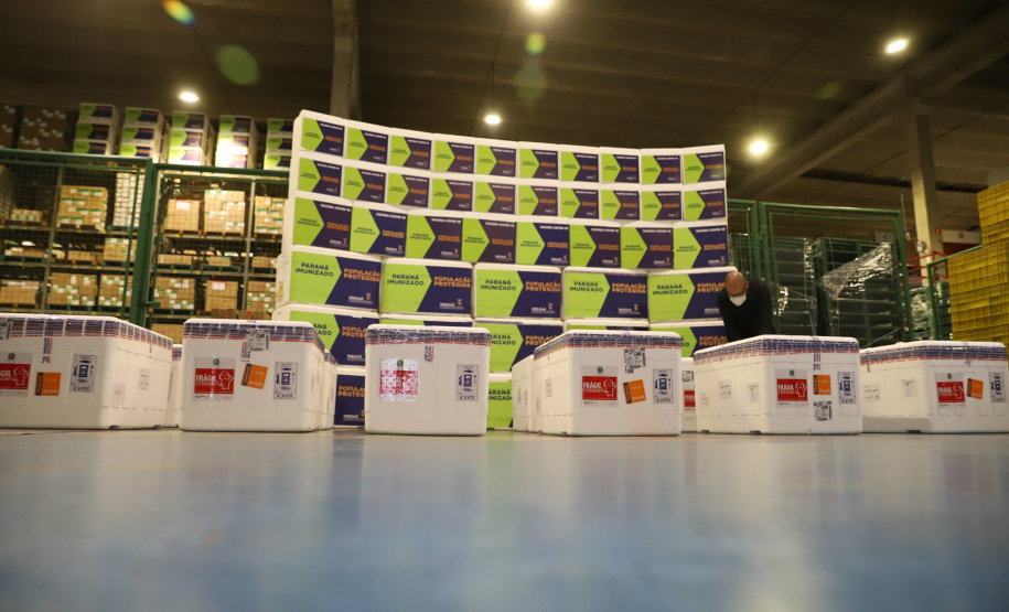 Vacina Covid O Paraná recebe mais 148,6 mil doses do imunizante CoronaVac para continuar a vacinação contra a Covid-19 no estado. O lote enviado pelo Ministério da Saúde chegou no início da noite no Centro de Medicamentos do Paraná (Cemepar), em Curitiba.09/03/2021. Foto: Geraldo Bubniak/AEN